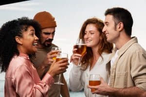 Gruppe von Freunden zusammen beim Biertrinken