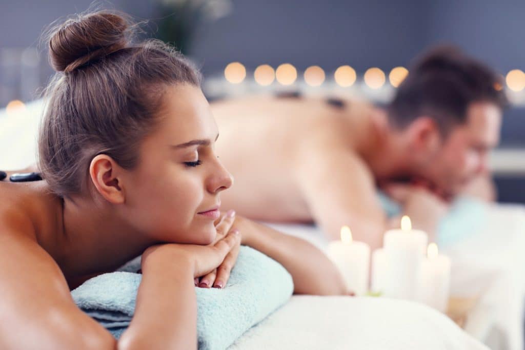 Paar, das sich bei einer Massage entspannt